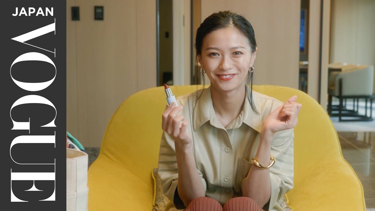 榮倉奈々のバッグの中身は？ 愛用リップやマッサージグッズも公開。 | In The Bag | VOGUE JAPAN