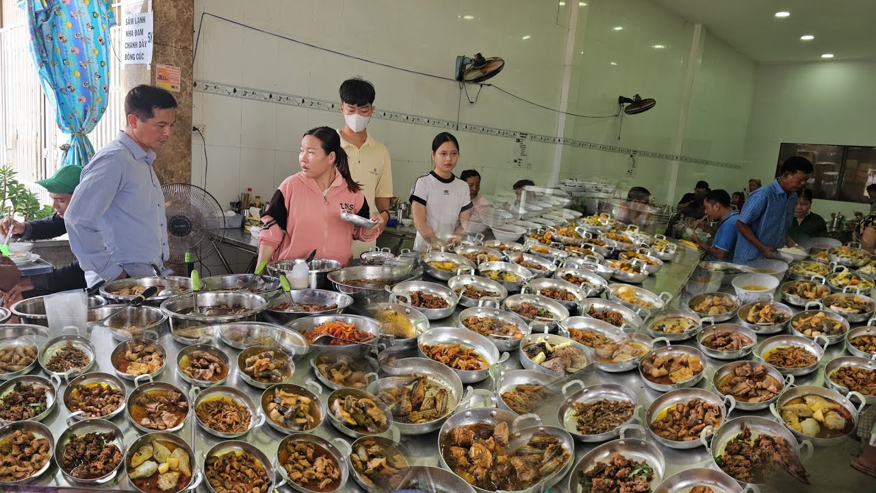 Không ngờ có quán CƠM CHẢO bao no chủ quán chuẩn bị hơn 300 cái cái múc thức ăn hâm nóng cho khách
