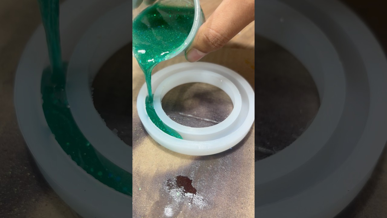 Resin bangle #resin #resinartist #resincrafts #resindemolding #bangles #savan #green #shirtvideo