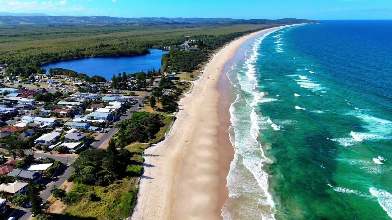 Flying Over Lennox Head | 宁静的海岸小镇