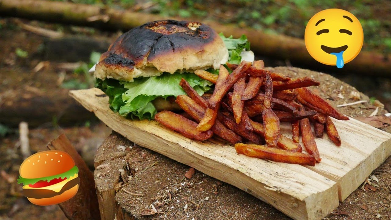 Burger und Pommes draußen am Feuer kochen - outdoor cooking | Outdoor & More