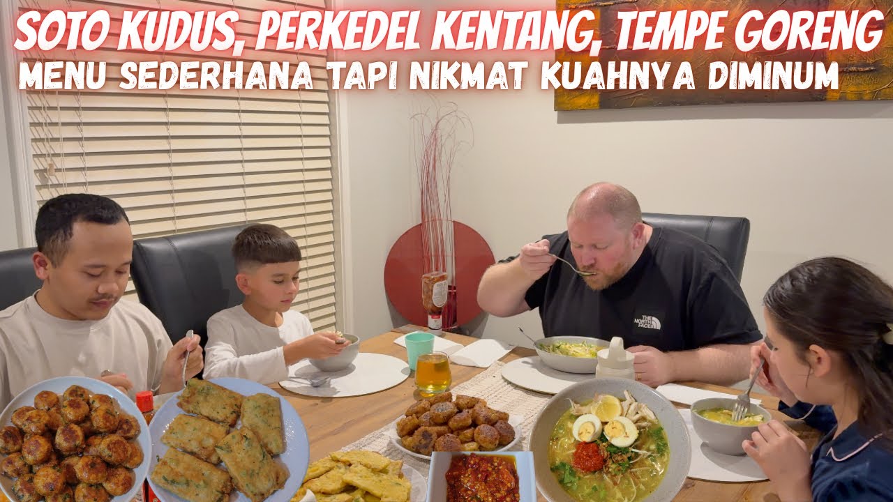 SOTO KUDUS LENGKAP SAMA PERKEDEL KENTANG DAN TEMPE GORENG 