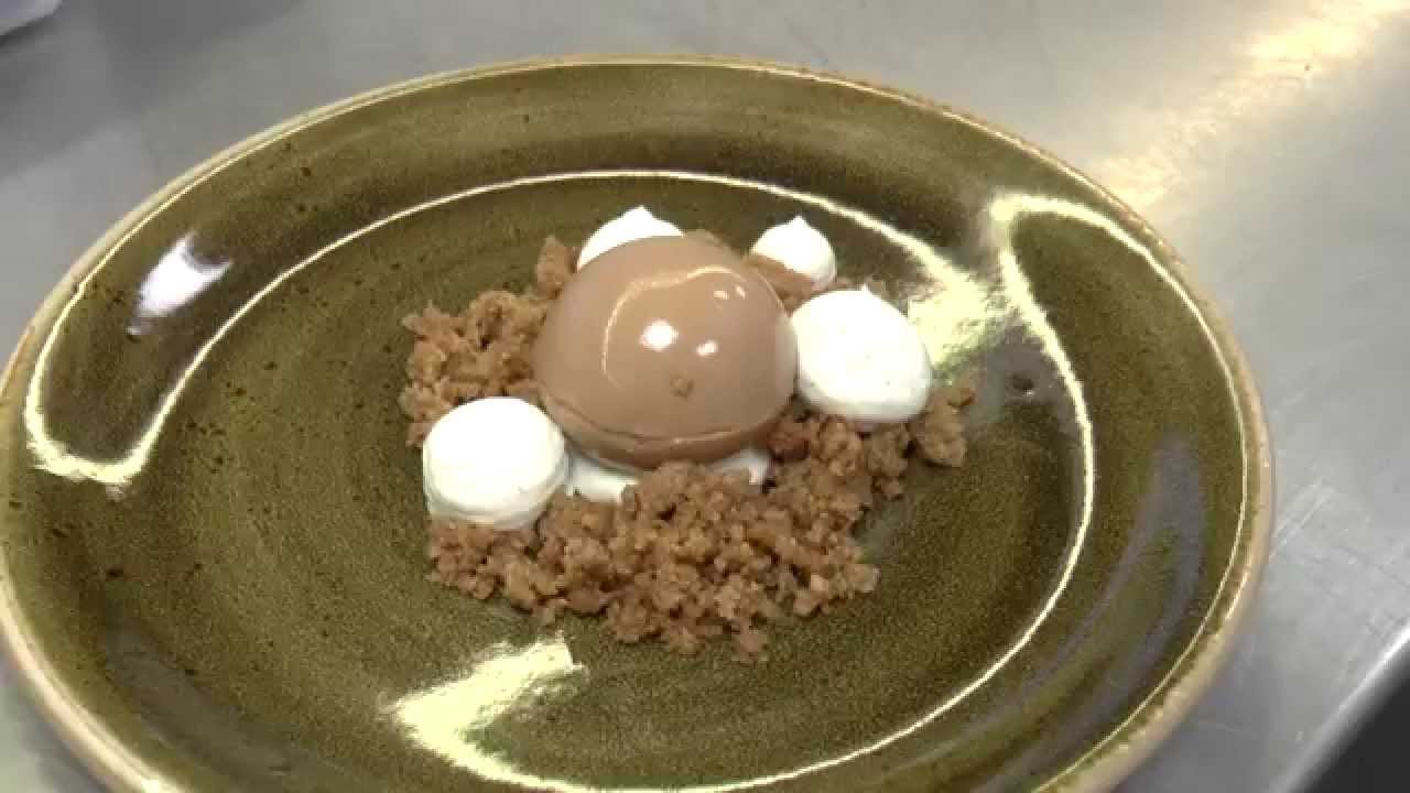 Laurent Smallegange prepares a dessert at the Michelin star Spetters