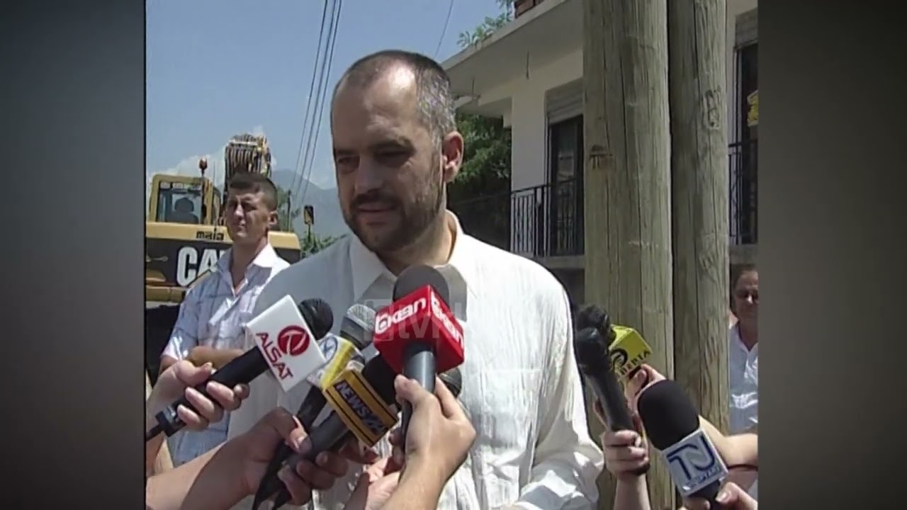 Edi Rama me sëpatë në dorë për të prerë shtyllat në mes të rrugës - (26 Qershor 2003)