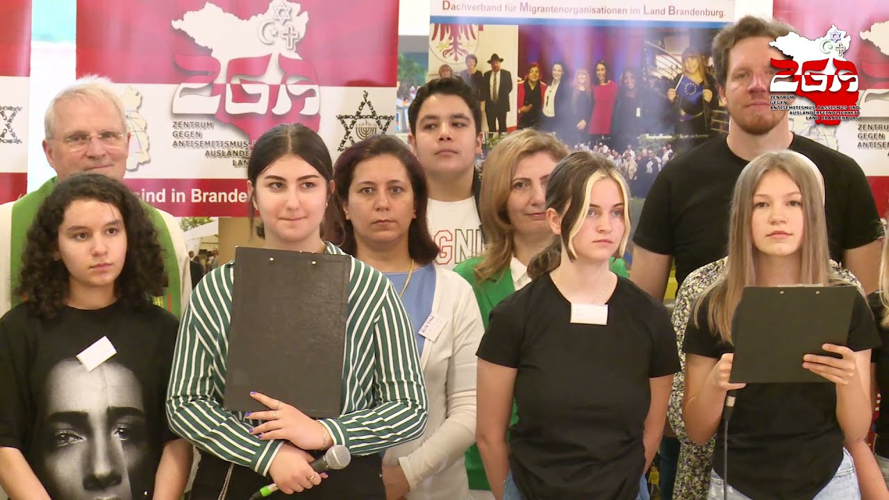 Christen, Muslime, Juden , Hinduisten singen gemeinsam das Lied 