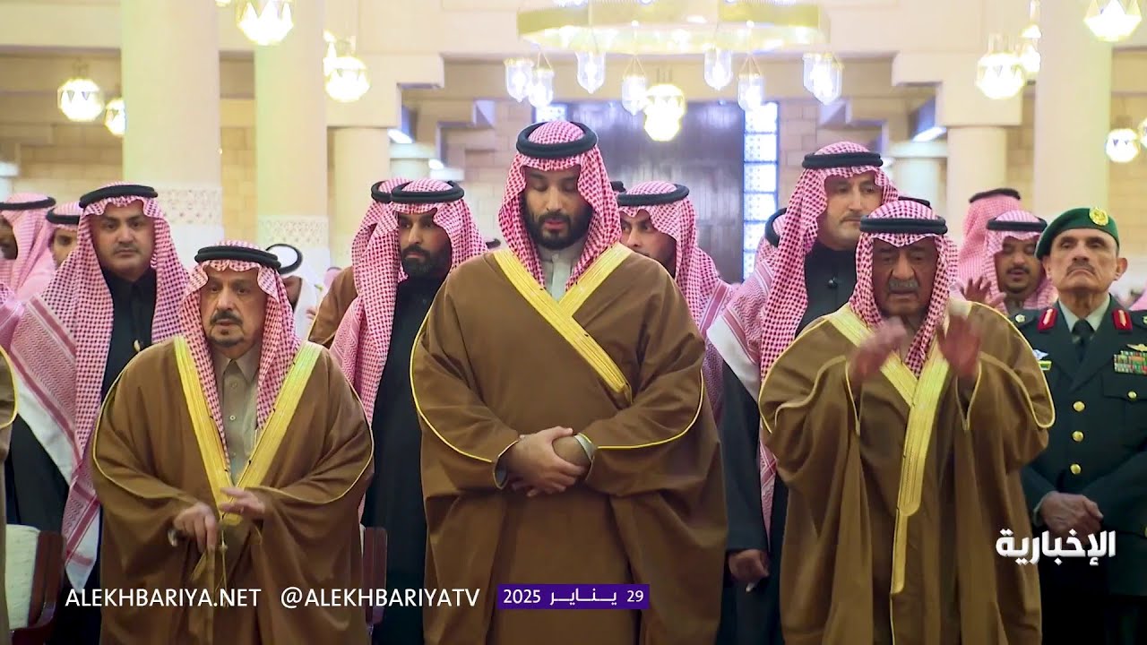 ولي العهد يؤدي صلاة الميت على الأمير محمد بن فهد بن عبد العزيز