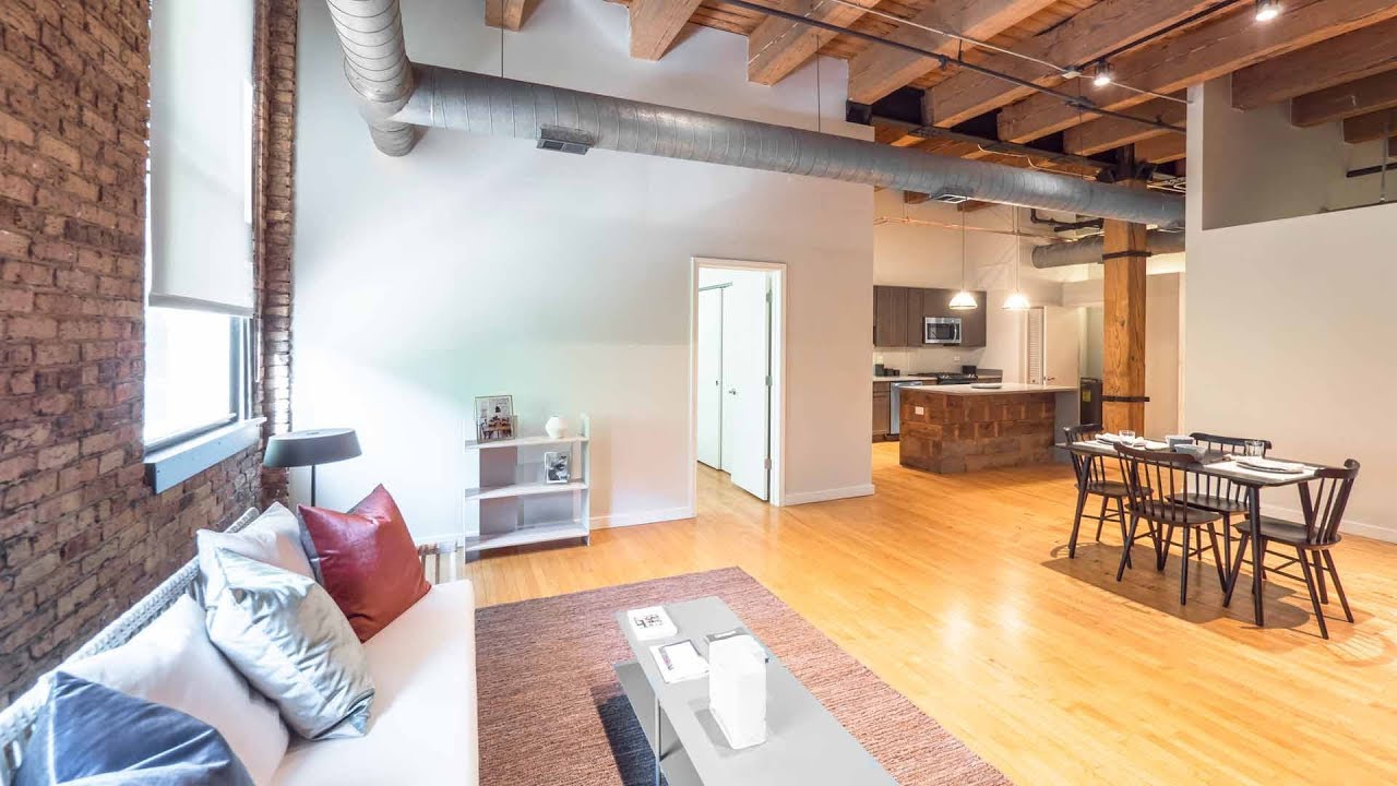 A dramatic West Loop 2-bedroom loft steps from Randolph Street restaurants