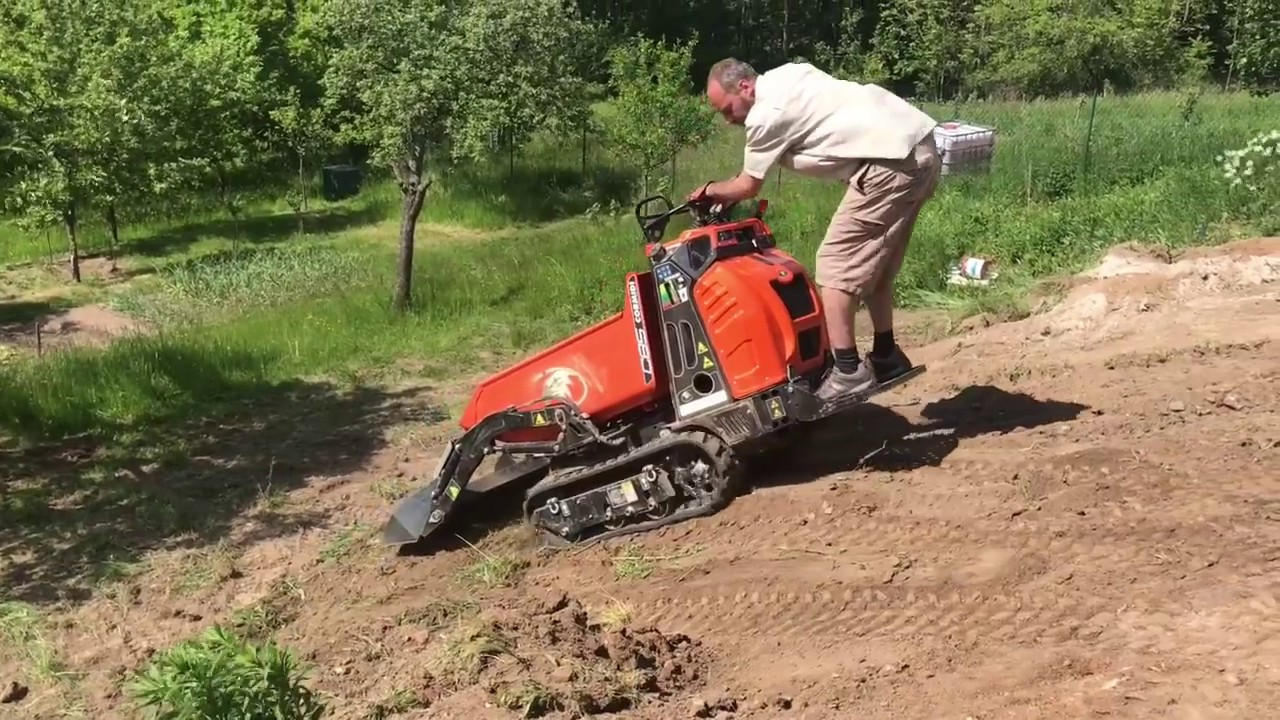 Malostroje.cz | Minidumper Cormidi práce ve svahu