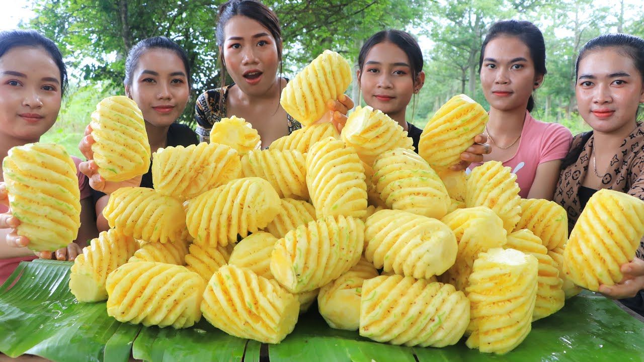 Fresh pineapple eating show with chili salt recipe - Eating show