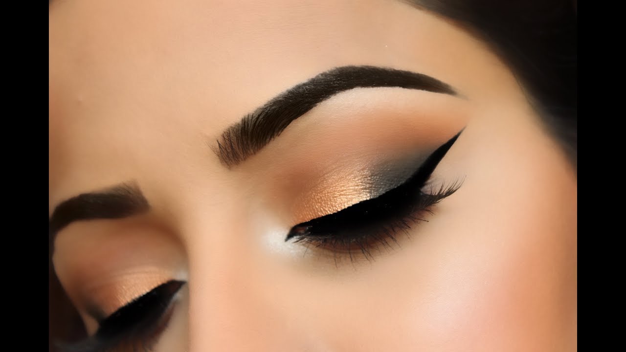 How to apply Eyeshadow and Blend it for Beginners | Deepti Ghai Sharma