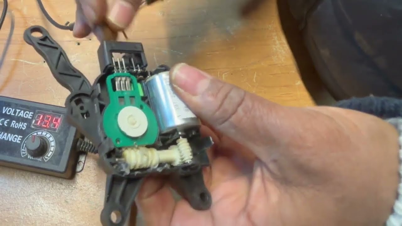 Démontage de l’actionneur de la vanne de régulation de température du pare-brise – Volkswagen Touran