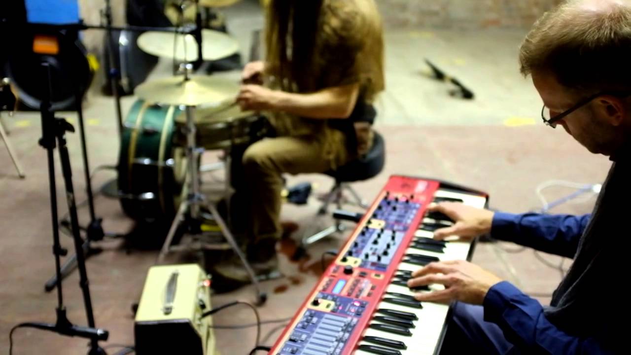 'Survival' (live) - Kirsty McGee and The Hobopop Collective