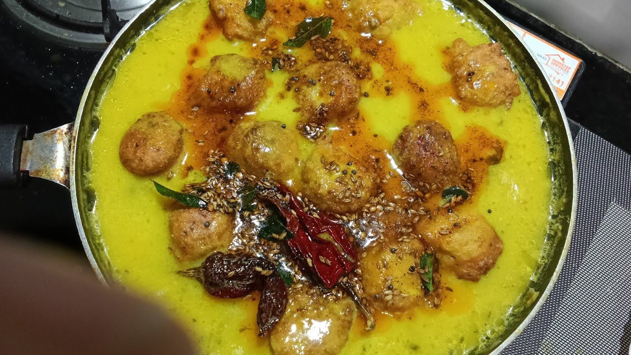 Delicious Homemade Kadi Pakoda Recipe – Soft Pakoras in Tangy Yogurt Curry!