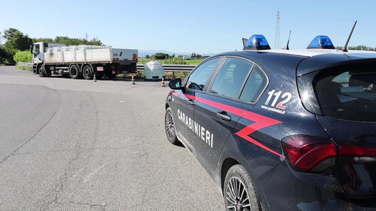 Camion perde carico di soda caustica in curva: nessun ferito