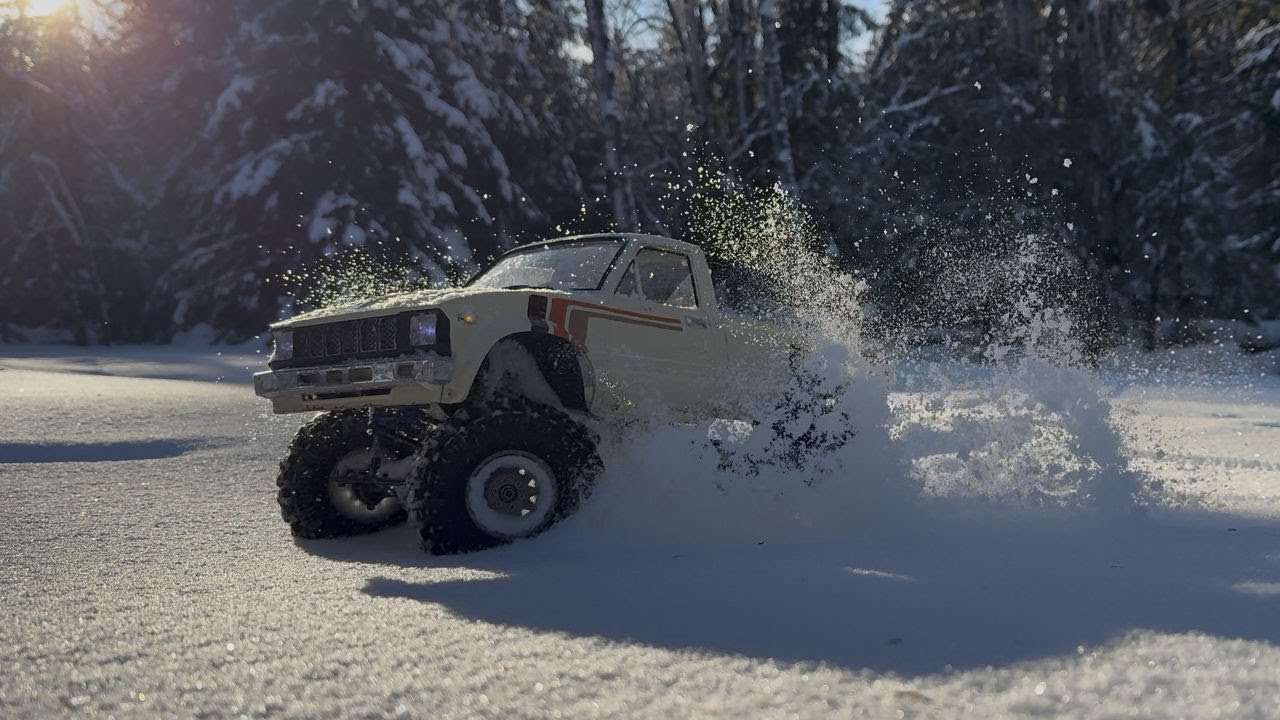 RC4WD TF2 Toyota Hilux: Playing in the snow