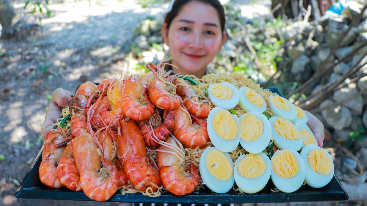 Amazing River Prawn Cooking Duck Egg - River Prawn Cook Yellow Noodle - Cooking With Sros