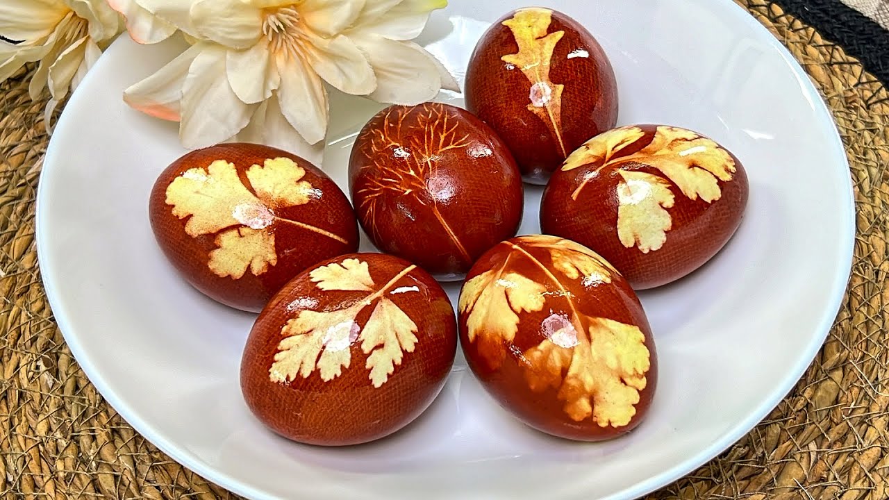 Как КРАСИВО покрасить ЯЙЦА на ПАСХУ без красителей В луковой шелухе