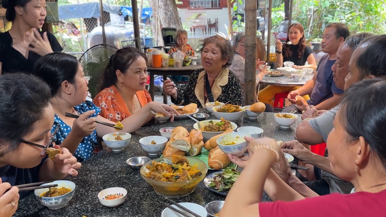 Anh Chị Sáu và Bác Gái Xuống Thăm Má, Chị Tư Đãi Món Cà Ri Vịt | MienTayVT