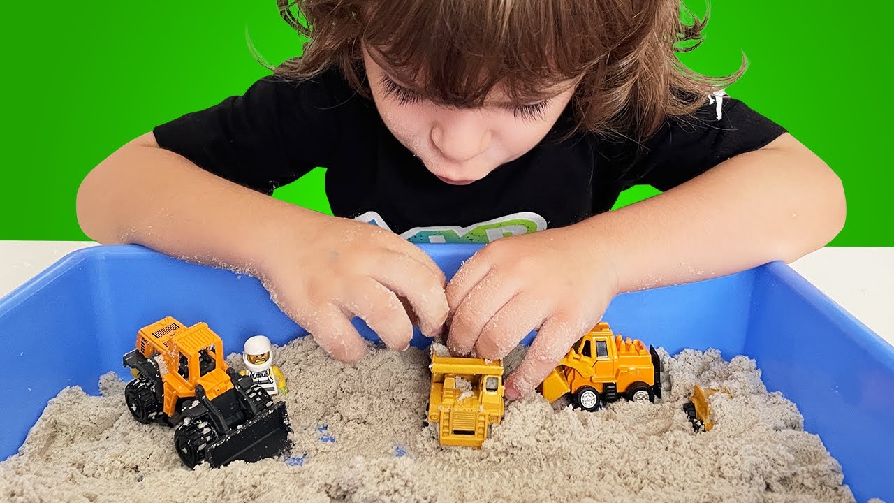 Oyuncak Kep&ccedil;e ve kamyon ile kinetik kumda oynadık - Sarp Toys