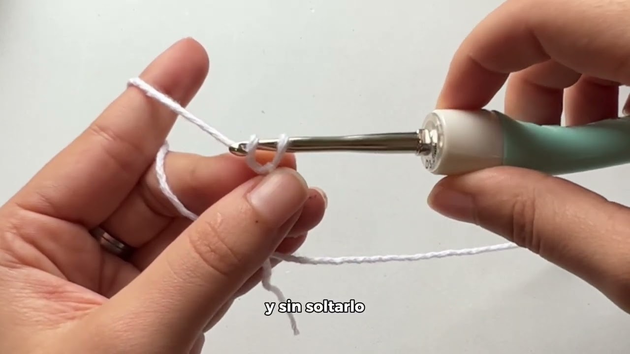 Cómo agarrar el hilo y la aguja para tejer Crochet | Tutorial en Español
