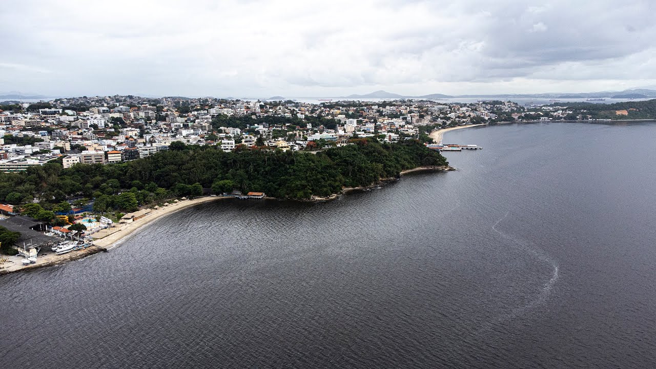 Voo de drone sobre o Jardim Guanabara e Praia da Bica na Ilha do Governador