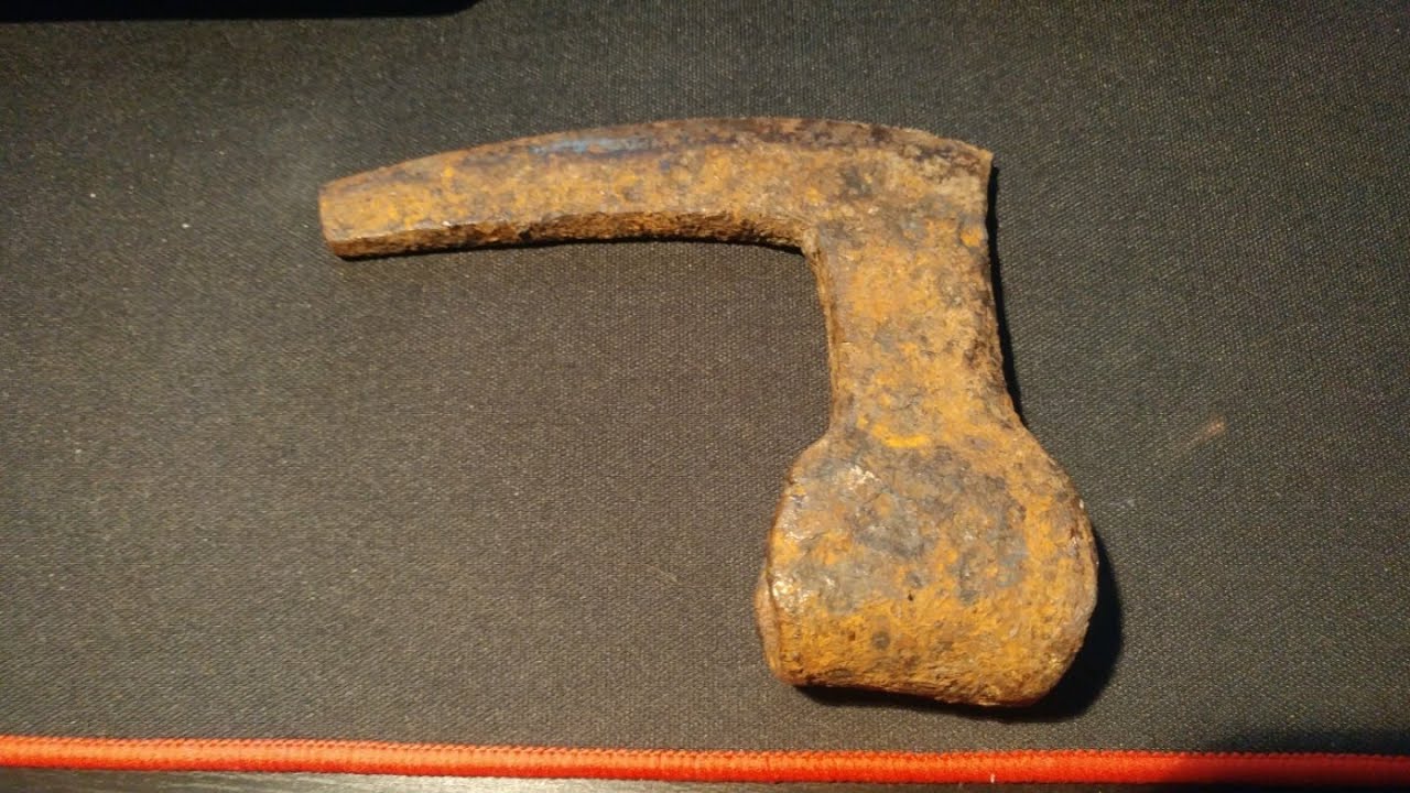 Топор с историей и характером, бородатый боец из глубины веков.