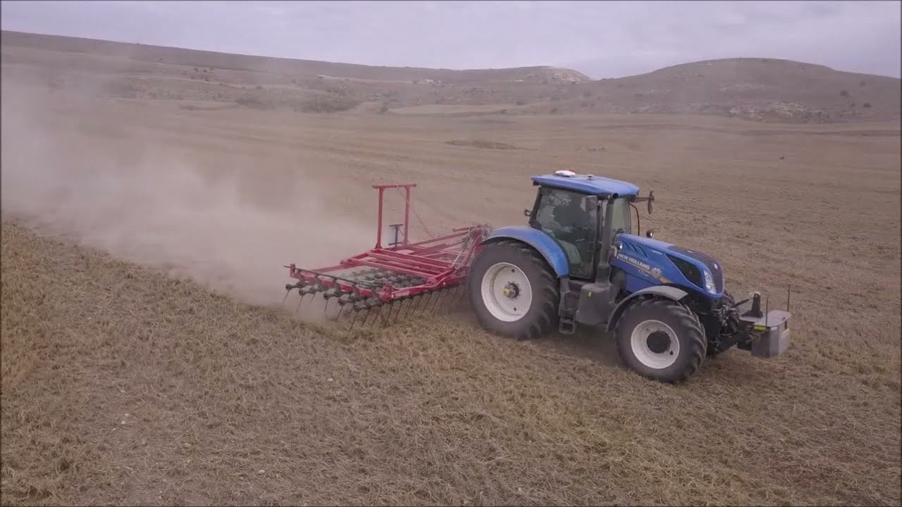 Benja con un New Holland T7.245 pasando la rastra de púas de Yudego.