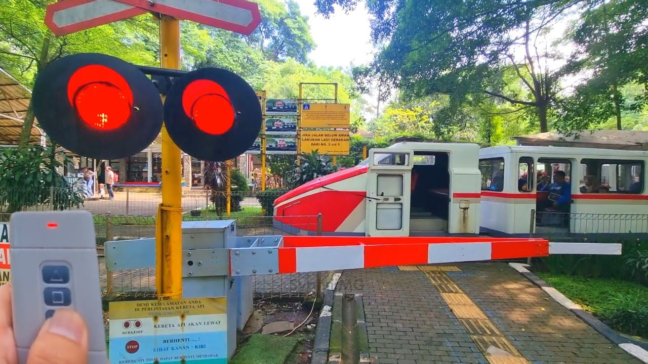 PAKE REMOT! Saya Coba Nutup Sendiri Palang Kereta Api SIEMENS di Taman Lalu Lintas Bandung