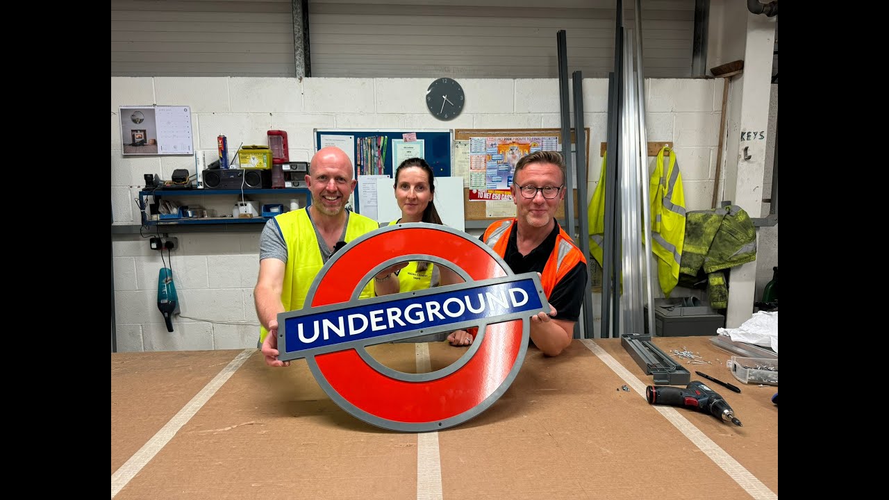 Sign on the Line | Hidden London Hangouts (S10E01)