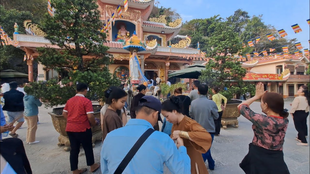 Chùa Bà núi Bà Đen du khách rất đông