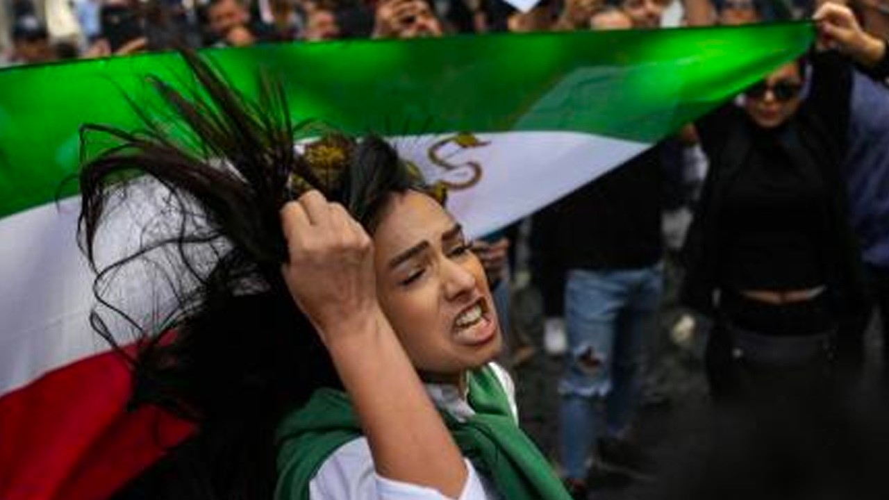 «Plutôt les bombes que les Mollahs» : l'appel désespéré de la jeunesse iranienne aux américains