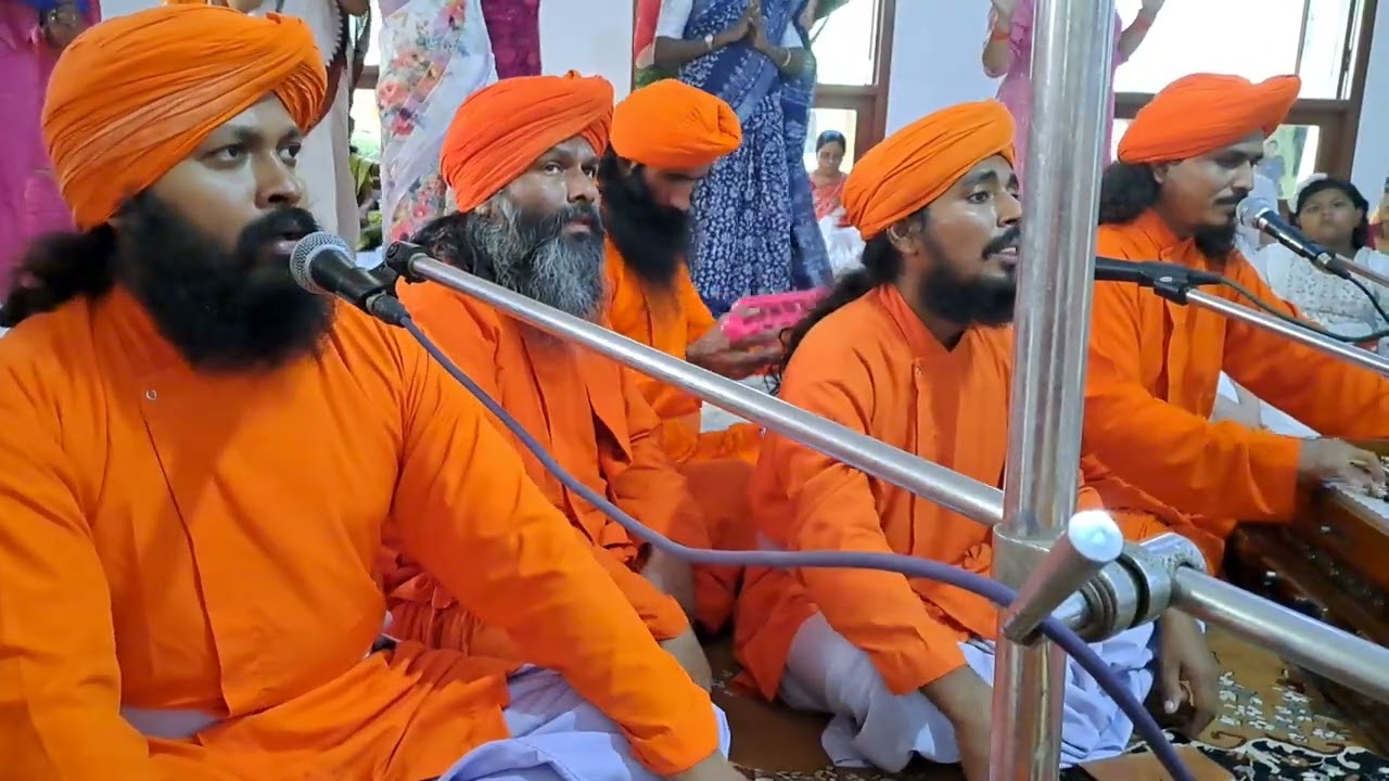 মধুর ভাবে  নাম কীর্ত্তন করছেন আচার্য দাদারা বাবা নাম কেবলম