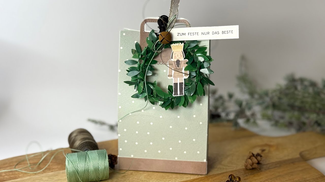 Weihnachtliche Geschenkverpackung basteln • Kreative Idee mit Kranz & Nussknacker • Café Constanze 