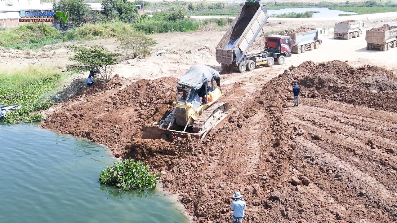 Wonderful Landfill Task! Best Team Work KOMATSU Bulldozer Push Soils Into Lake With Dump Trucks