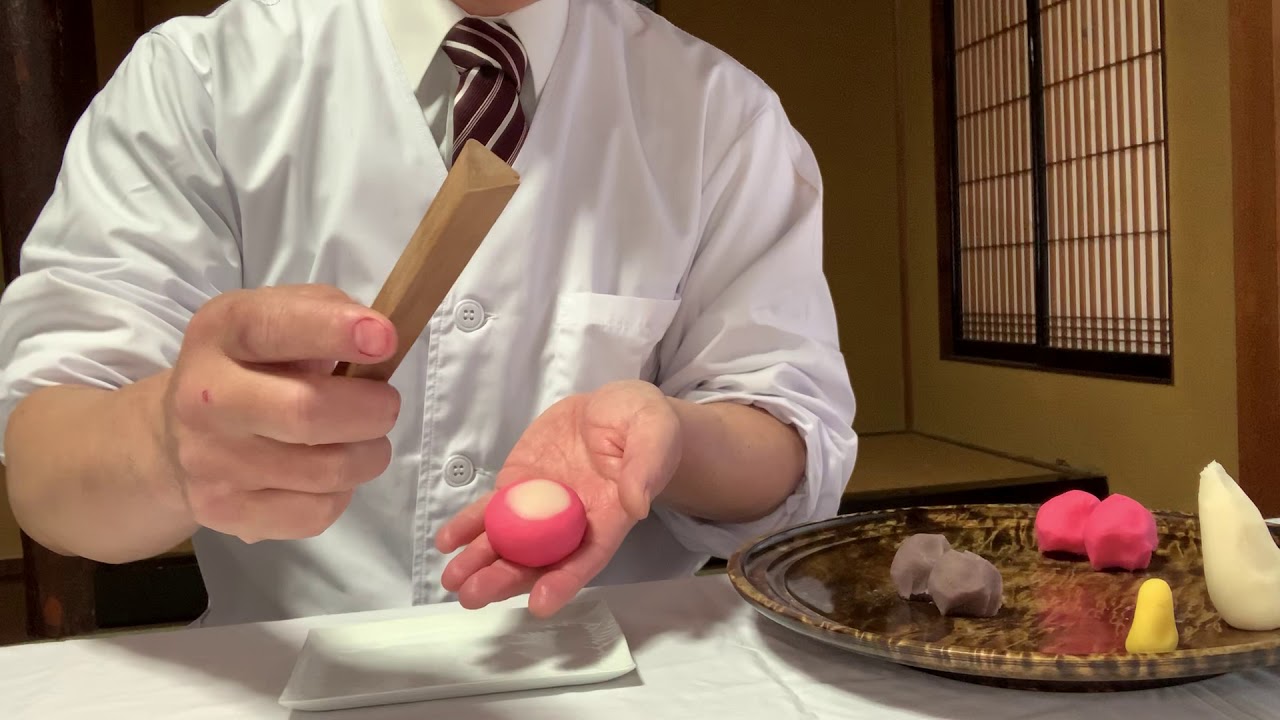 【ご縁の町出雲　和菓子作り】創業147年　出雲の坂根屋の5代目による上生菓子。1月末の今日は冬の花である椿を模した練りきりの上生菓子です。