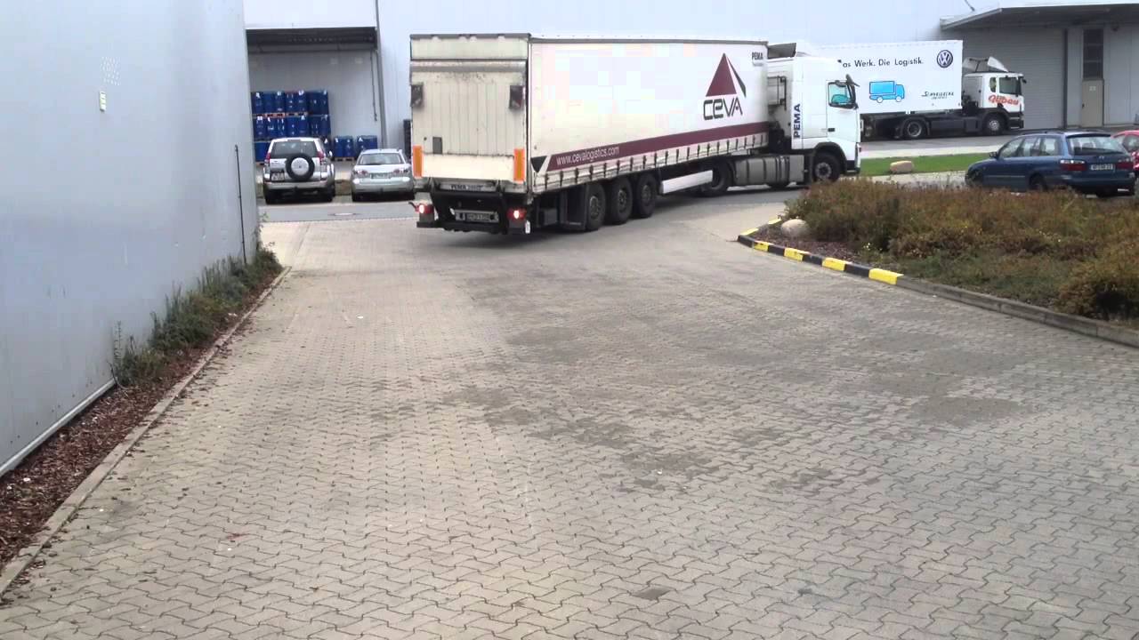 LKW Fahrer beim zurück fahren