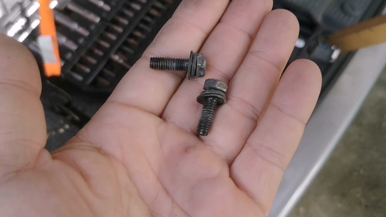 เปลี่ยนโช้คฝาท้าย​ Benz MB140 / Tailgate gas strut replacement on Mercedes MB140