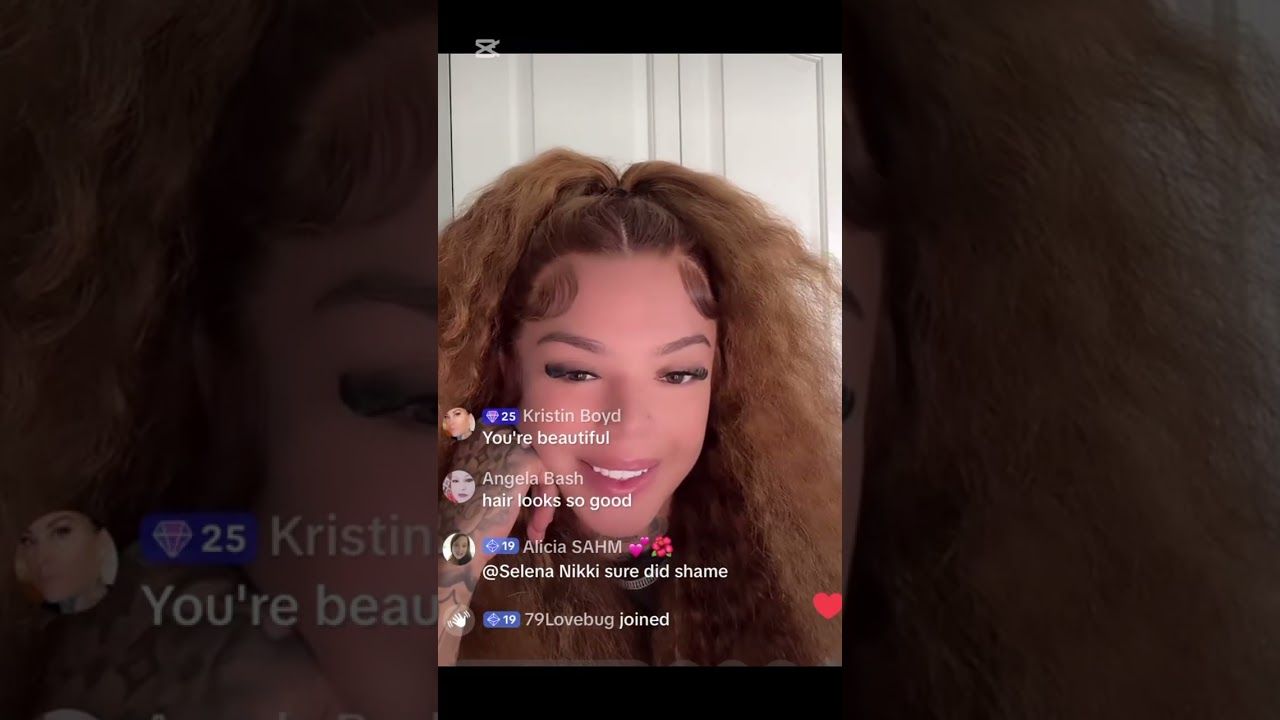 Кайла со шваброй во вторник в прямом эфире TikTok
