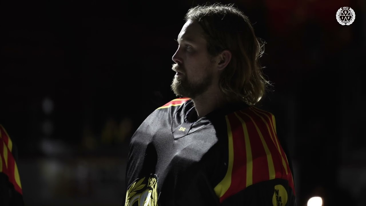 B&ouml;rje Salming hedras med en tyst minut i Monitor ERP Arena