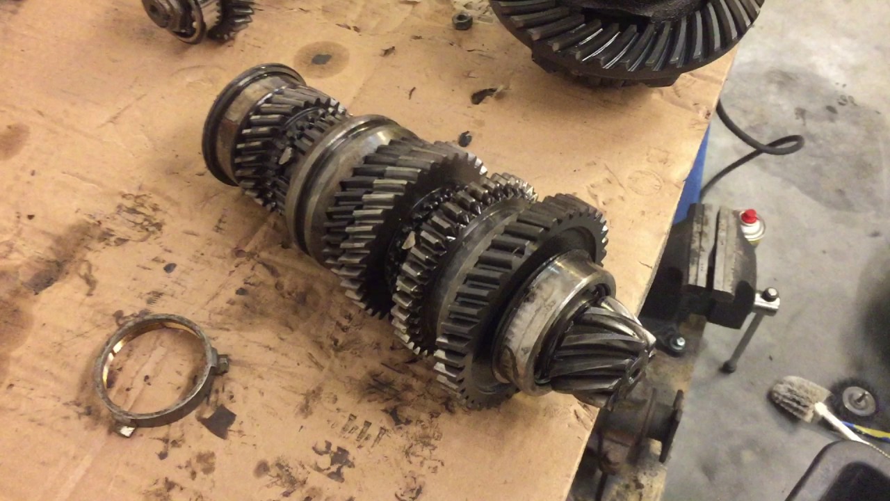 Škoda 120 – demonstrating the gearbox