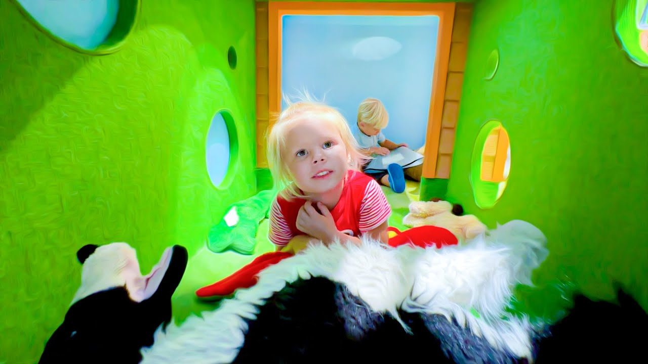 How do Cute Babies spend their day? Swimming in the pool and visiting Children Museum. Dad's Day!