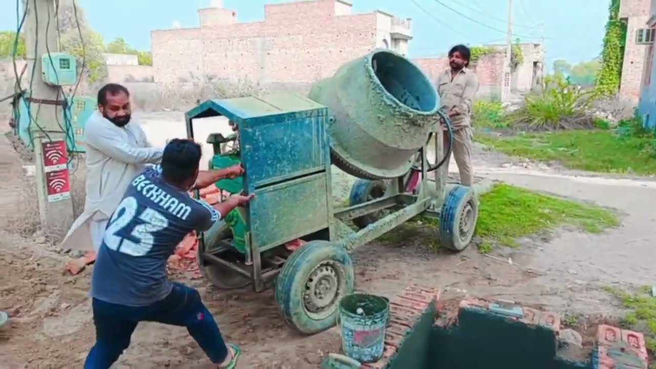 ਠੇਕੇਦਾਰ ਖੁਦ ਚੈਂਬਰ ਤੇ ਮੈਂਕਚਰ ਲਾ ਰਿਹਾ | ਸਾਰੇ ਸ਼ਹਿਰ ਚ ਸੀਵਰੇਜ ਪੈ ਰਹੇ ਨੇ | 