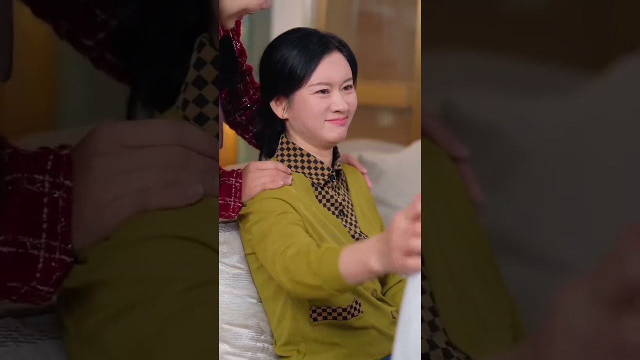 賣菜女獨自帶大三個兒子被趕出家門，怎料三個兒媳婦是首富大佬，替她出氣打臉全場！#短劇 #逆襲 #萌娃 #親情
