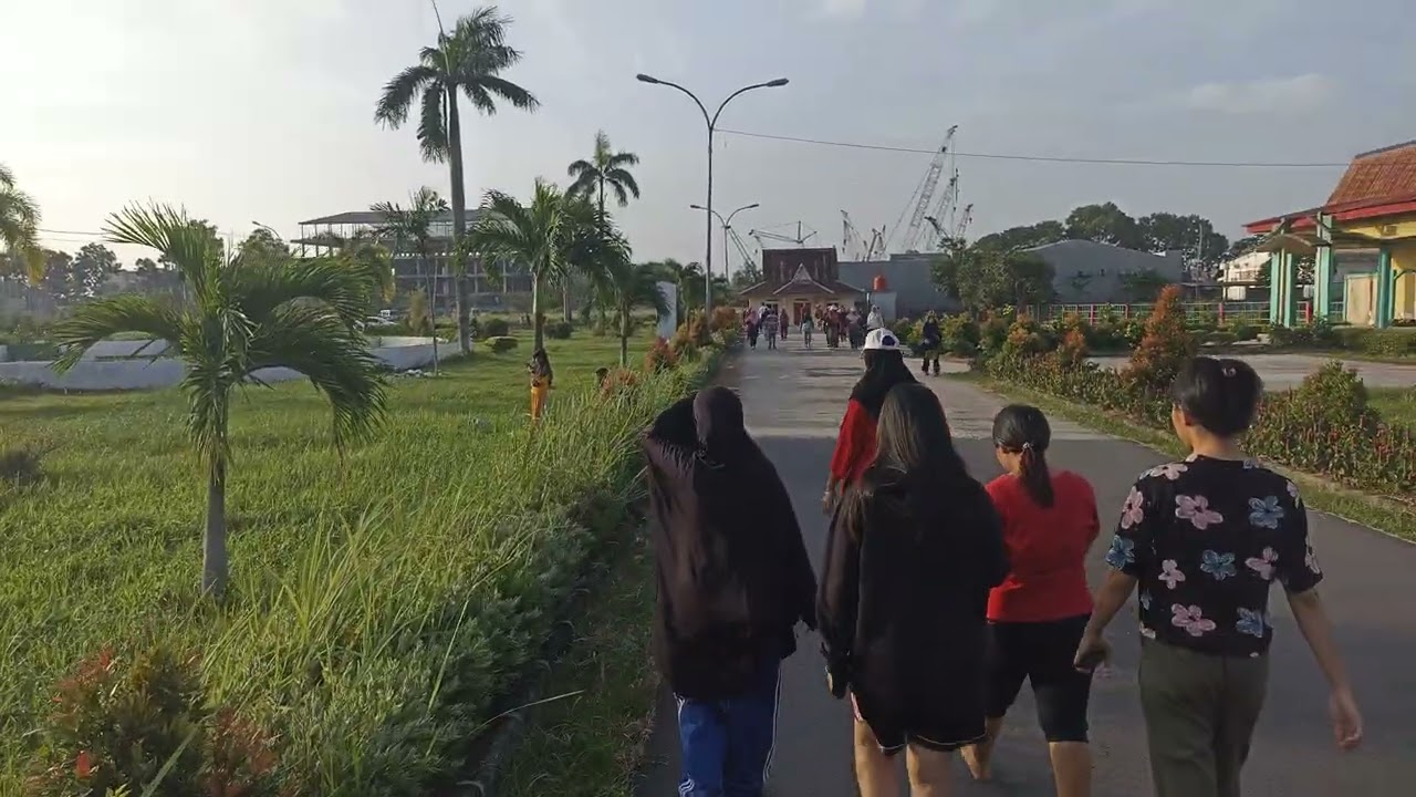 Suasana pagi hari di taman makam pahlawan