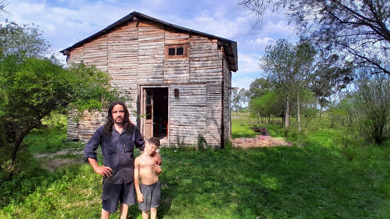 Se hizo una CASA en el MEDIO del BOSQUE con SOBRAS de MADERA y cosas que ENCONTR&Oacute; | 