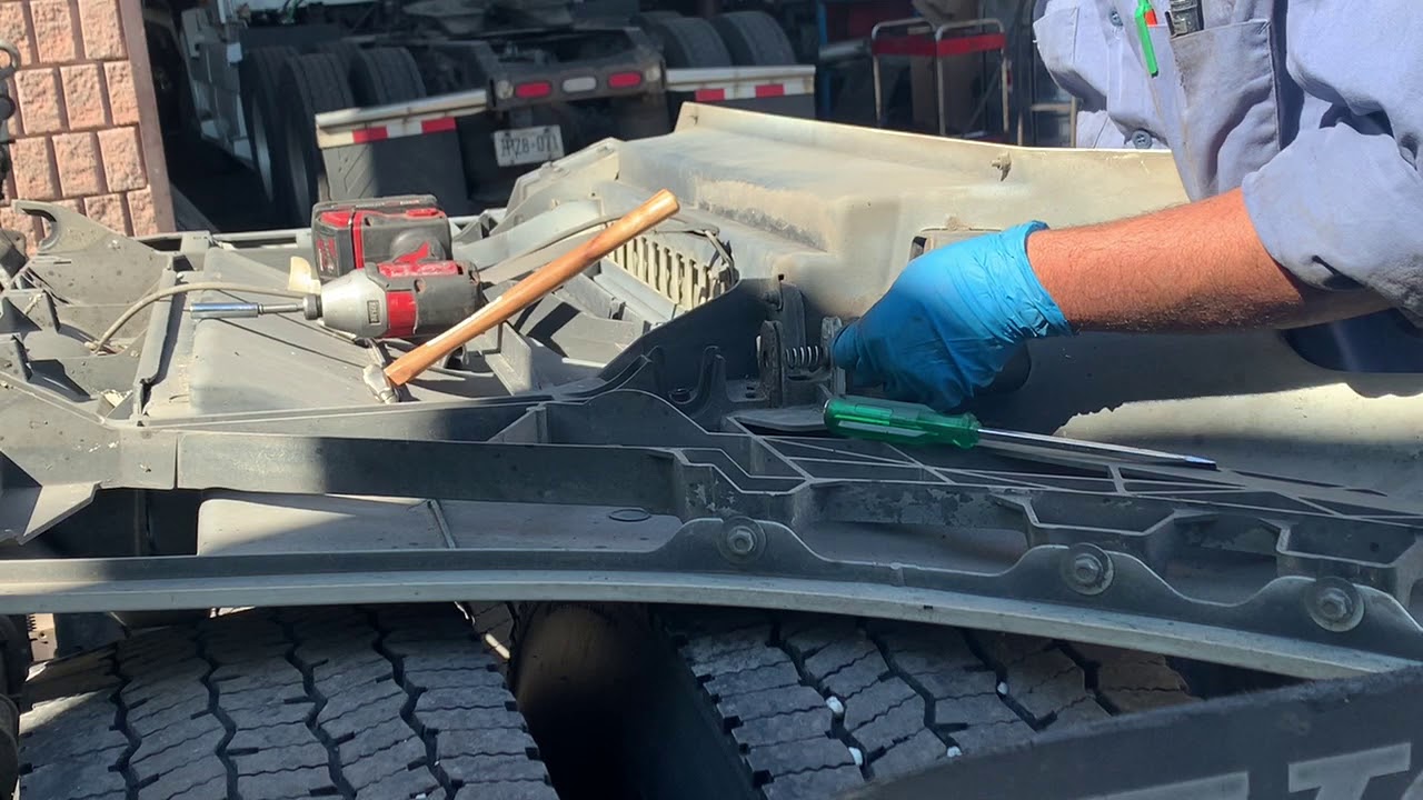 2019 VOLVO SIDE FARING LOCK REPLACEMENT (punjabi)