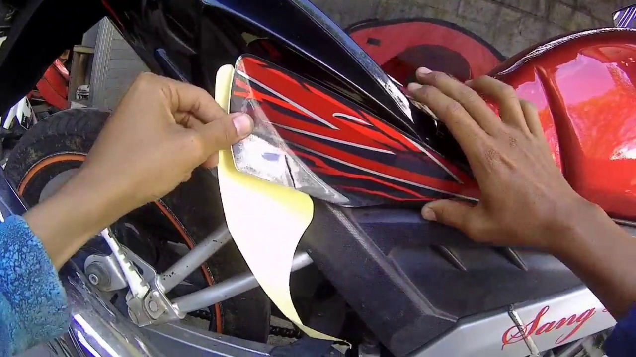 Pasang stiker vixion old merah hitam