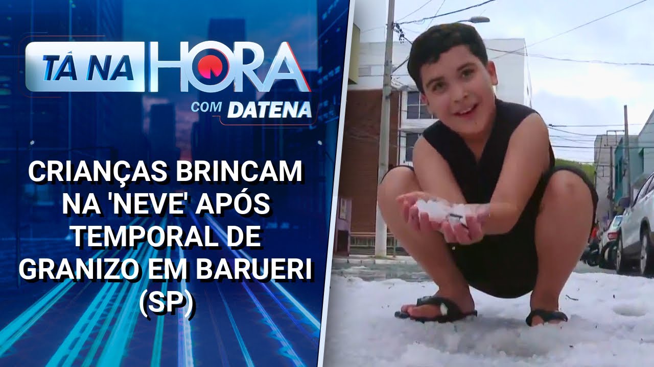 Crianças brincam na 