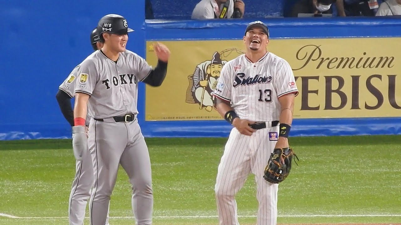 頭部デッドボールの岡本和真がオスナと談笑　2025.9.17
