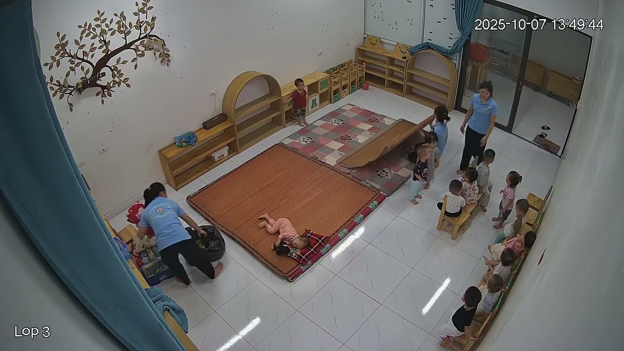 Thương e thế, vừa ngủ dậy cái bị cô bế cho ngồi lên ghế luôn 🤣🤣🤣